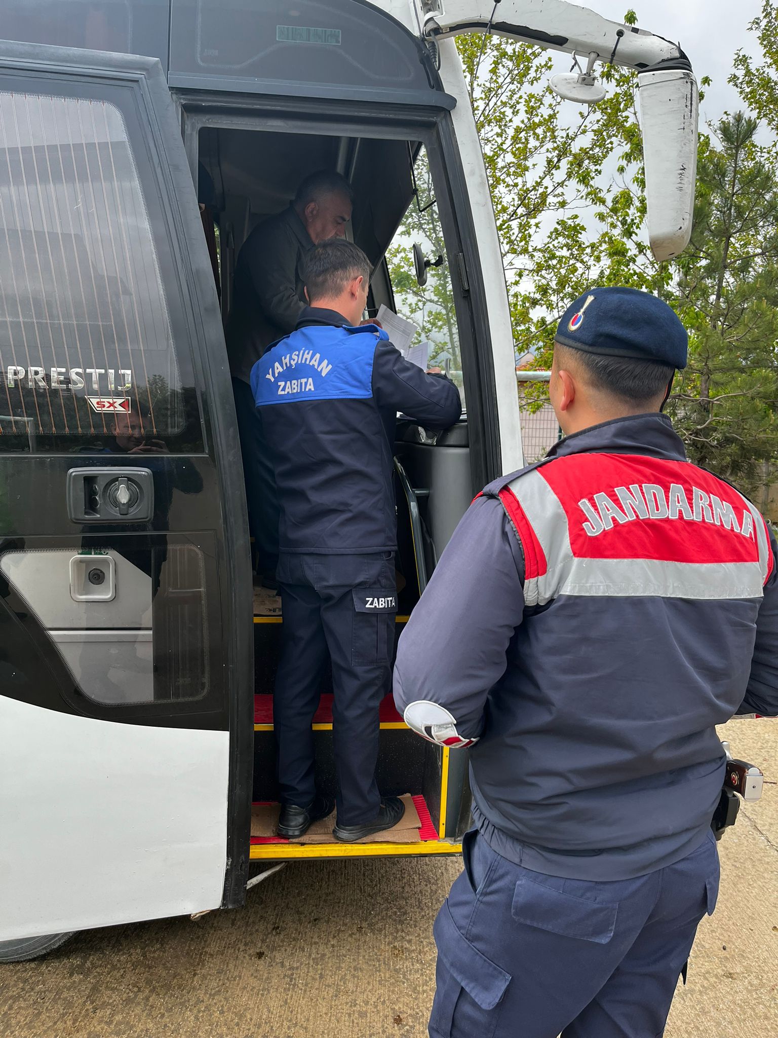 trafik-zabita-ekiplerimiz-okul-servislerindeki-denetimleri-surduruyor