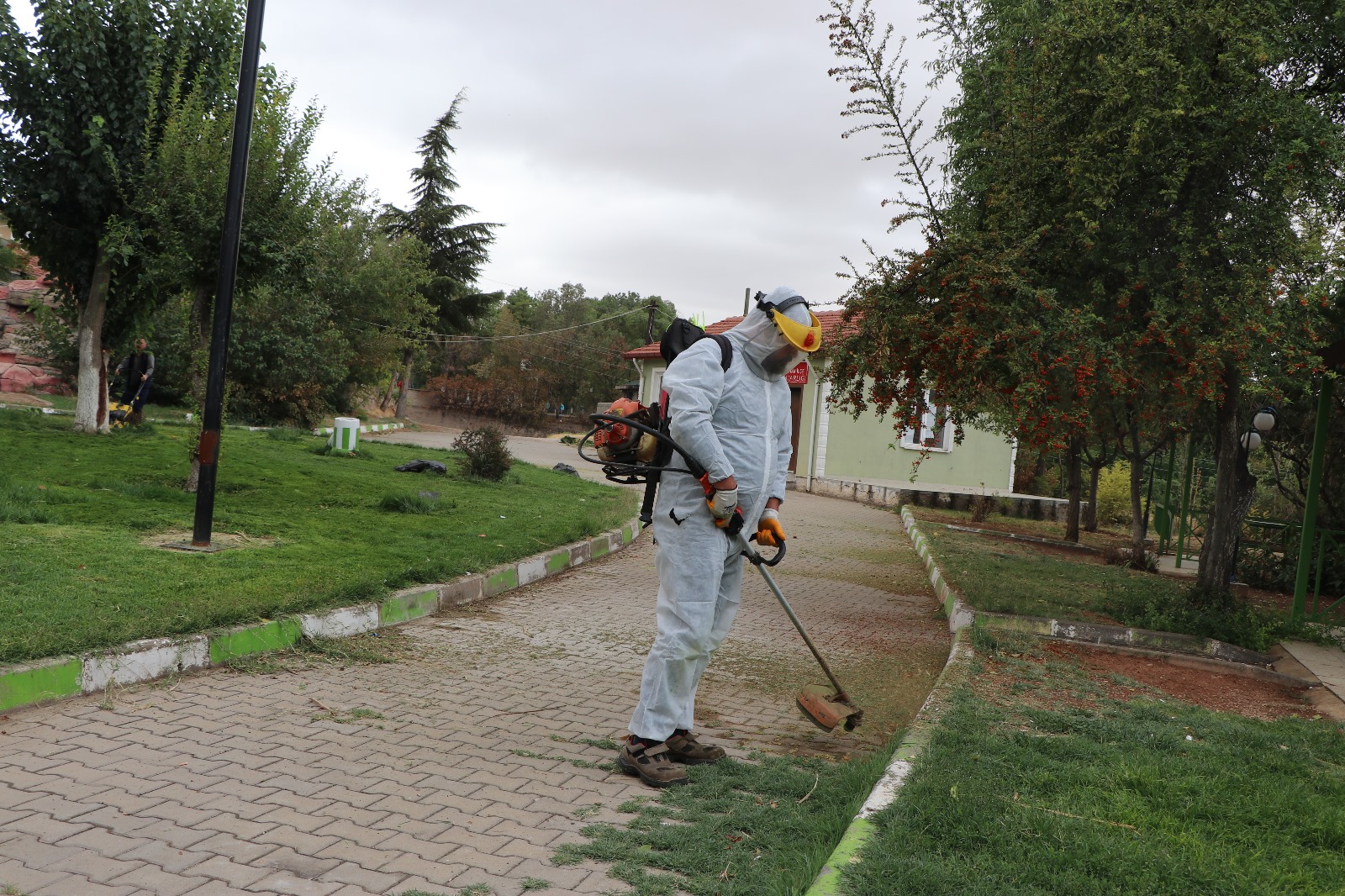 park-ve-bahceler-mudurlugu-ekiplerimiz-cim-bicme-calismalarini-surduruyor