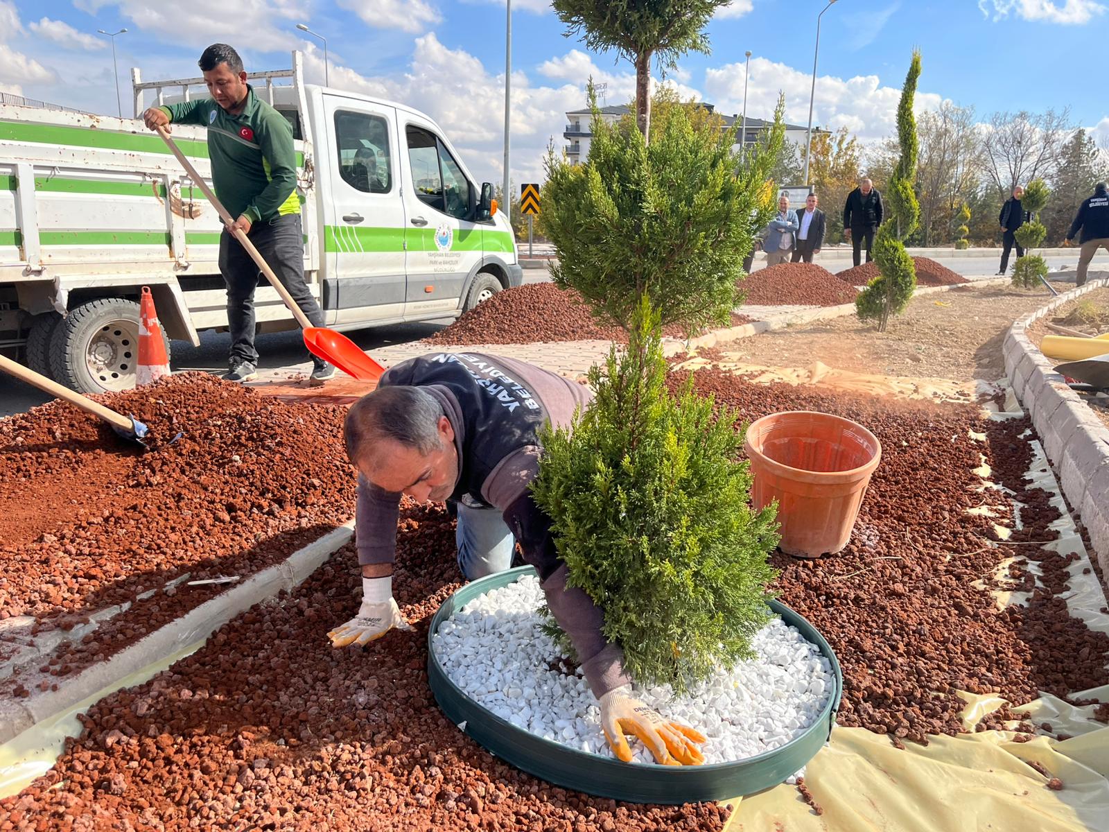 park-ve-bahceler-mudurlugu-ekiplerimiz-orta-refuj-ve-peyzaj-calismalarini-surduruyor