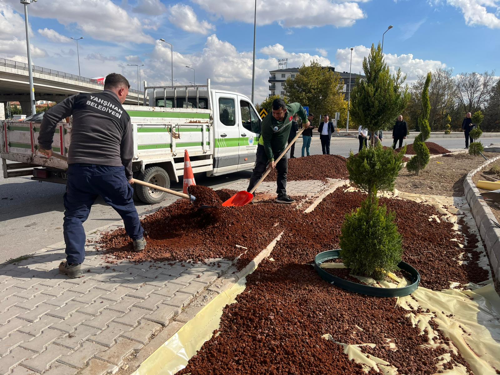 park-ve-bahceler-mudurlugu-ekiplerimiz-orta-refuj-ve-peyzaj-calismalarini-surduruyor