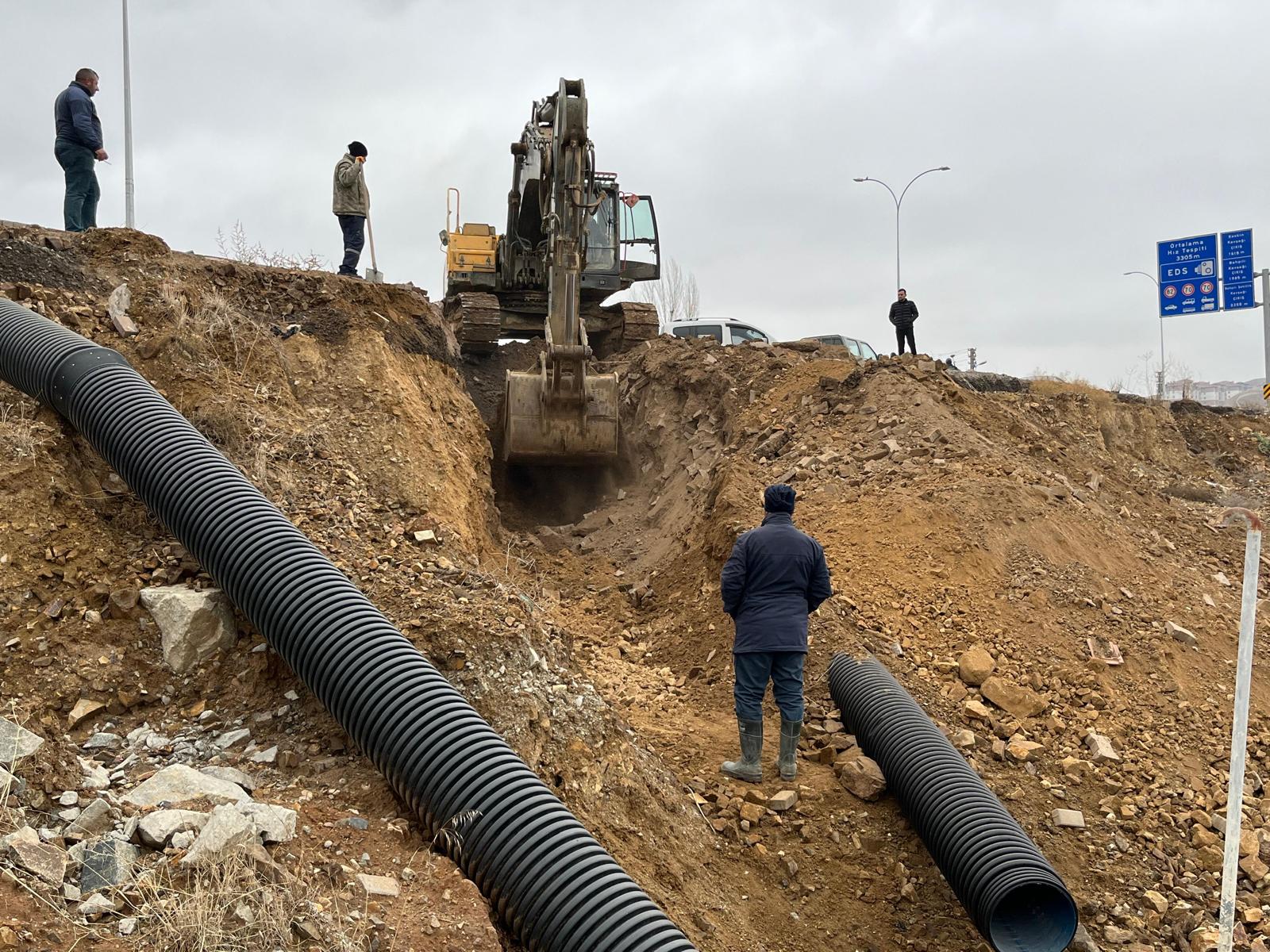HOCA AHMET YESEVİ CADDESİ'NDE YOL ONARIM VE SELLİK GİDERİ ÇALIŞMALARI DEVAM EDİYOR