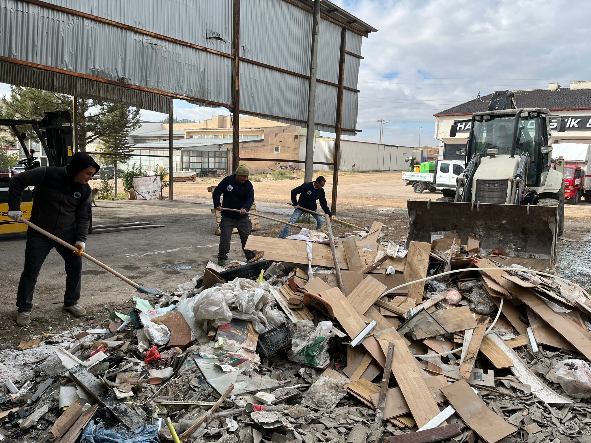 İLÇEMİZ GENELİNDE TEMİZLİK ÇALIŞMALARIMIZ SÜRÜYOR